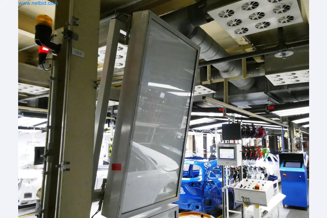 Roboty, sprzęt spawalniczy i akcesoria montażowe z branży motoryzacyjnej-3