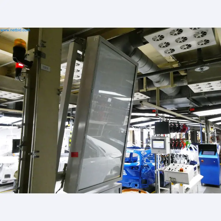 Roboty, sprzęt spawalniczy i akcesoria montażowe z branży motoryzacyjnej-3