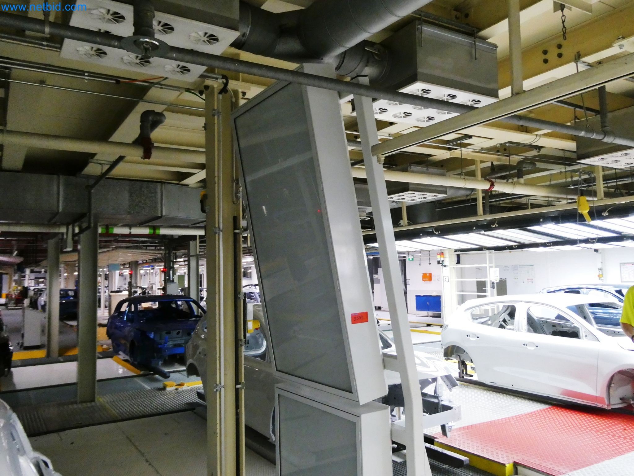 Roboty, sprzęt spawalniczy i akcesoria montażowe z branży motoryzacyjnej-4