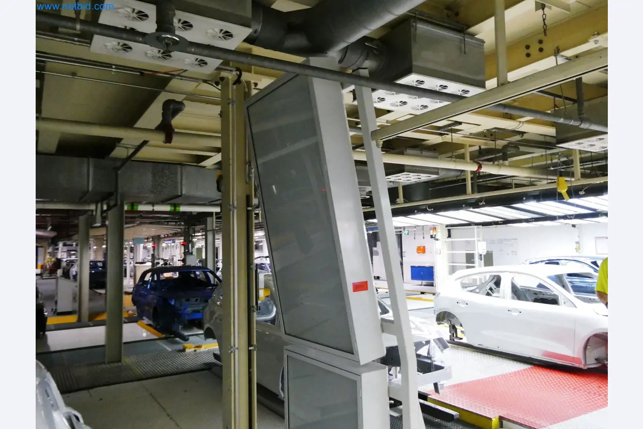 Roboty, sprzęt spawalniczy i akcesoria montażowe z branży motoryzacyjnej-4