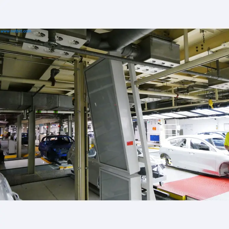 Roboty, sprzęt spawalniczy i akcesoria montażowe z branży motoryzacyjnej-4