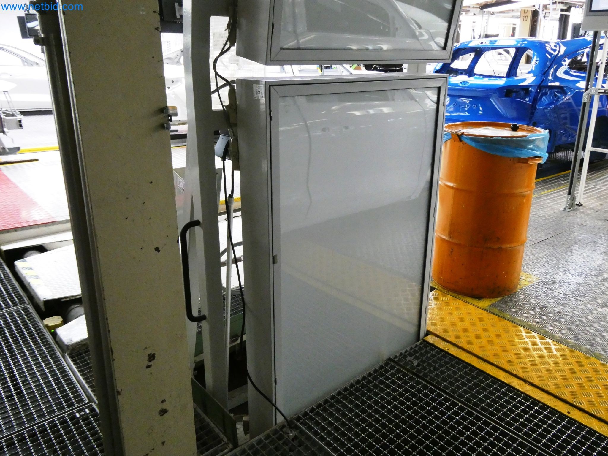 Roboty, sprzęt spawalniczy i akcesoria montażowe z branży motoryzacyjnej-5