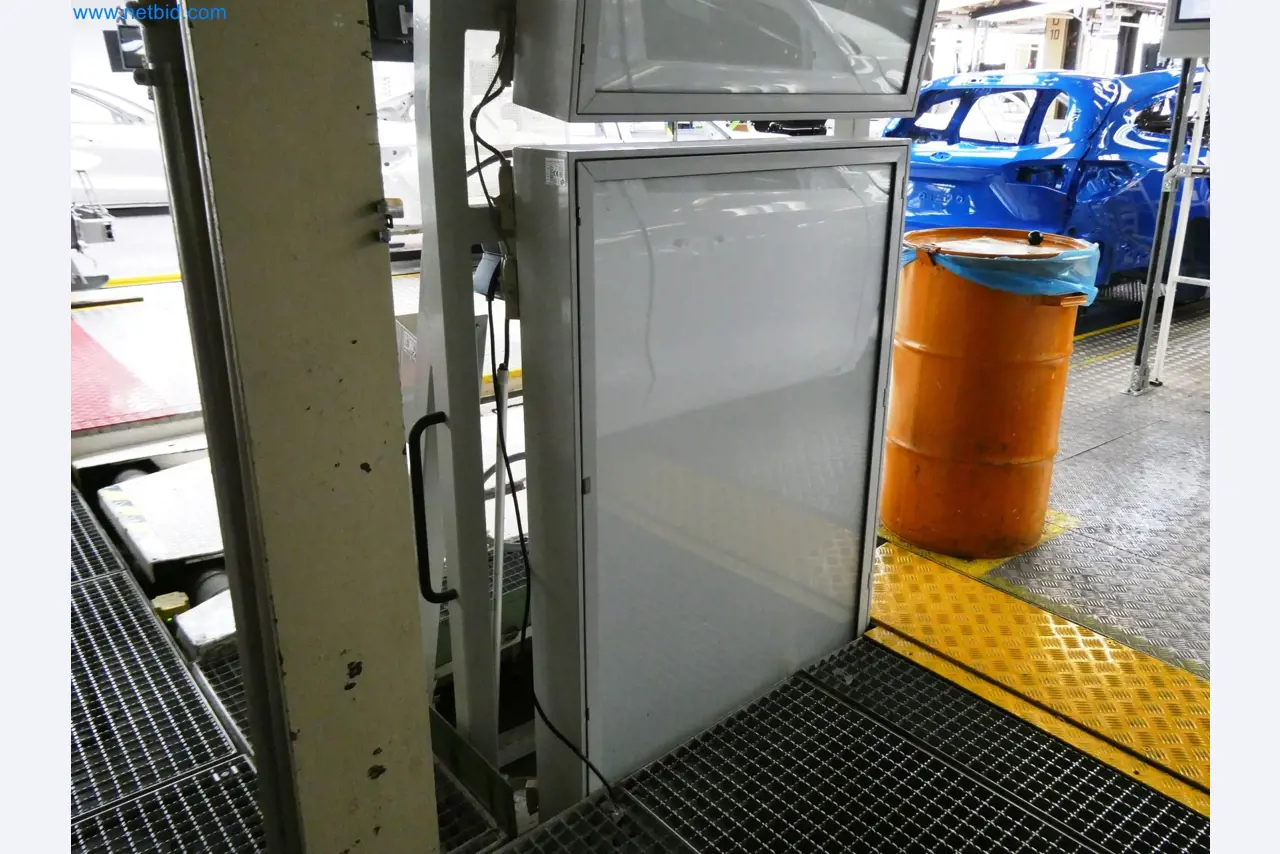 Roboty, sprzęt spawalniczy i akcesoria montażowe z branży motoryzacyjnej-5