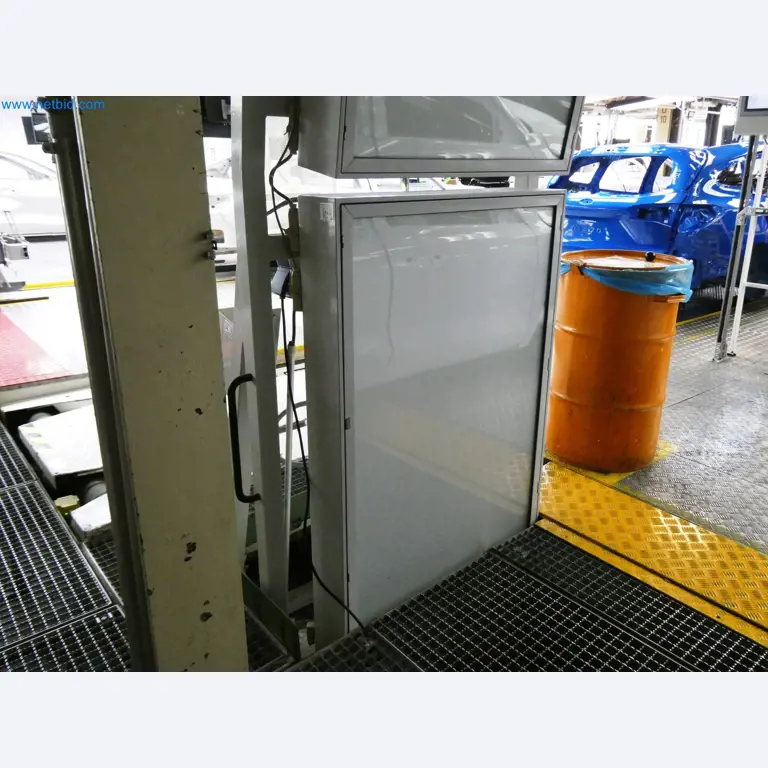 Roboty, sprzęt spawalniczy i akcesoria montażowe z branży motoryzacyjnej-5