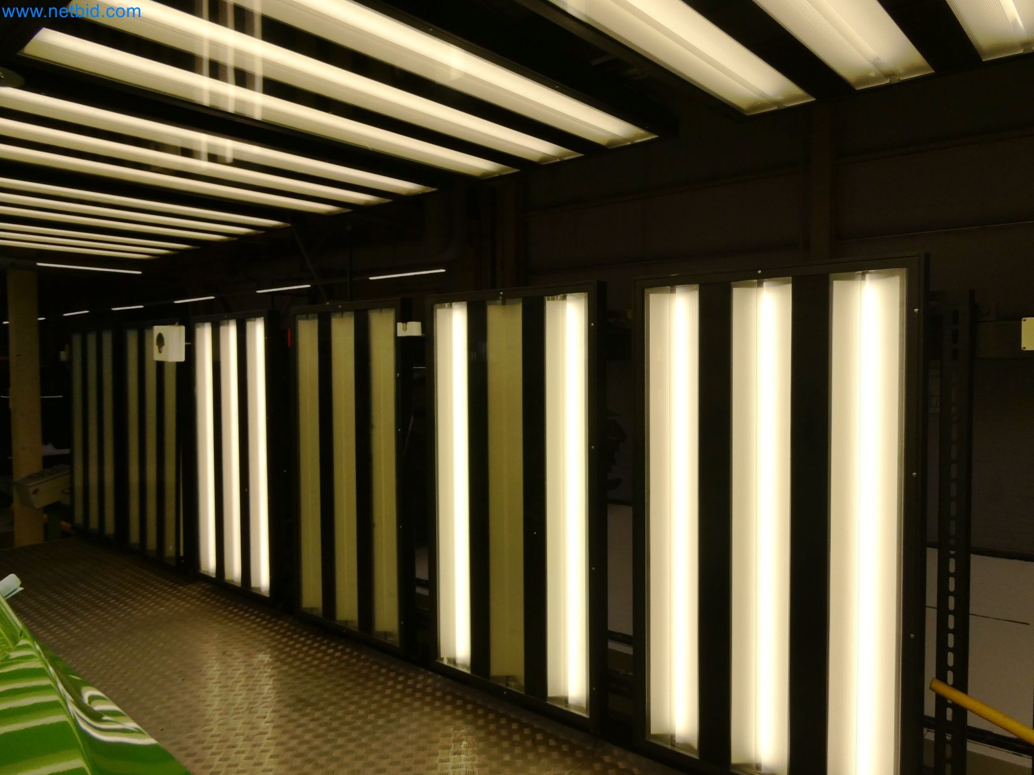 Roboti, varilna oprema in pripomočki za montažo iz avtomobilske industrije-10