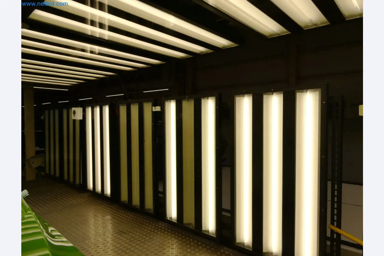 Roboty, sprzęt spawalniczy i akcesoria montażowe z branży motoryzacyjnej-10