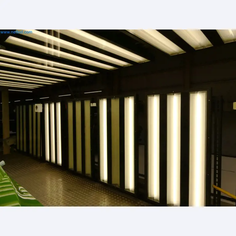 Roboty, sprzęt spawalniczy i akcesoria montażowe z branży motoryzacyjnej-10