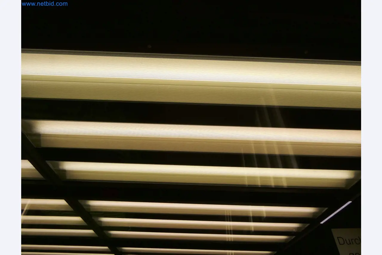 Roboty, sprzęt spawalniczy i akcesoria montażowe z branży motoryzacyjnej-11