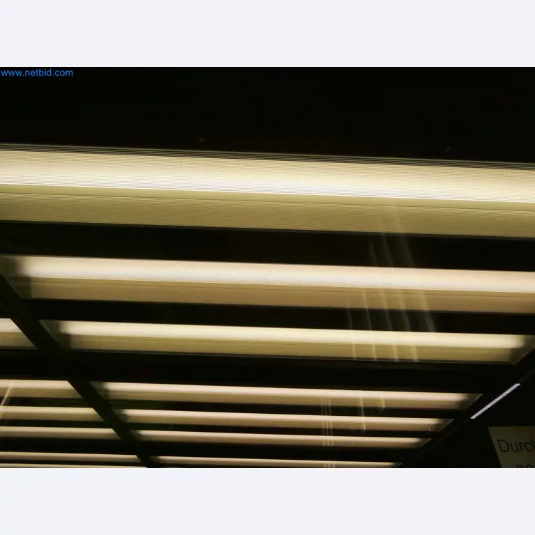 Roboty, sprzęt spawalniczy i akcesoria montażowe z branży motoryzacyjnej-11