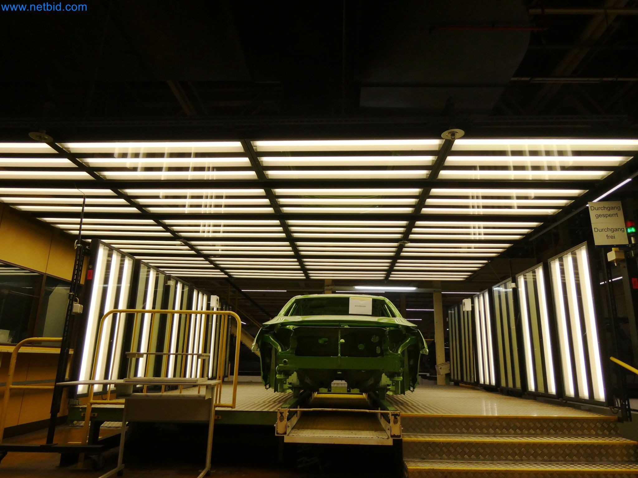 Roboti, varilna oprema in pripomočki za montažo iz avtomobilske industrije-12