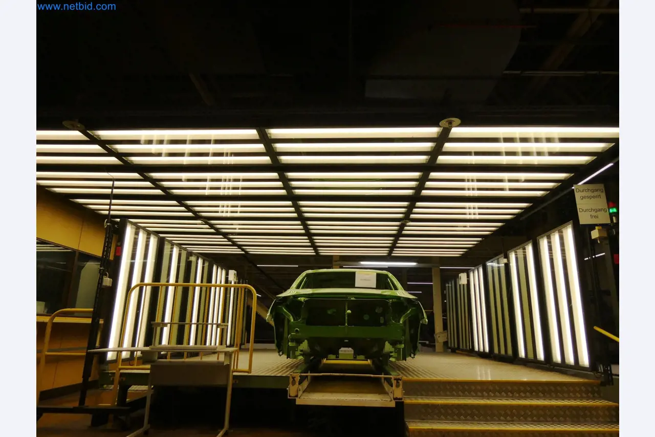 Roboty, sprzęt spawalniczy i akcesoria montażowe z branży motoryzacyjnej-12