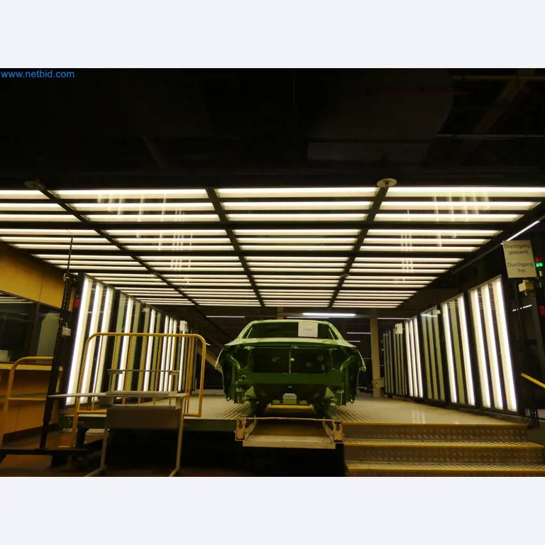 Roboty, sprzęt spawalniczy i akcesoria montażowe z branży motoryzacyjnej-12