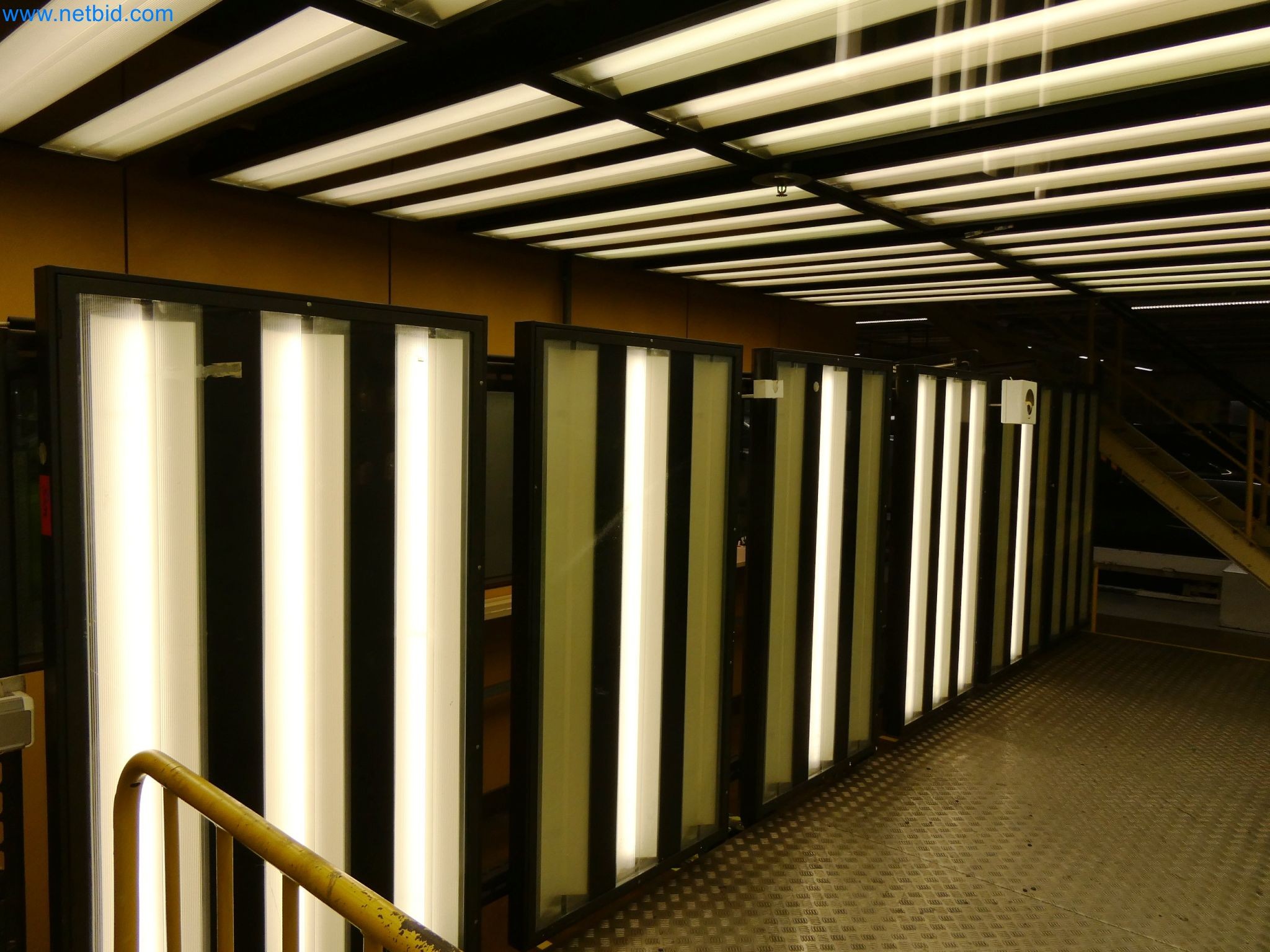 Roboti, varilna oprema in pripomočki za montažo iz avtomobilske industrije-13