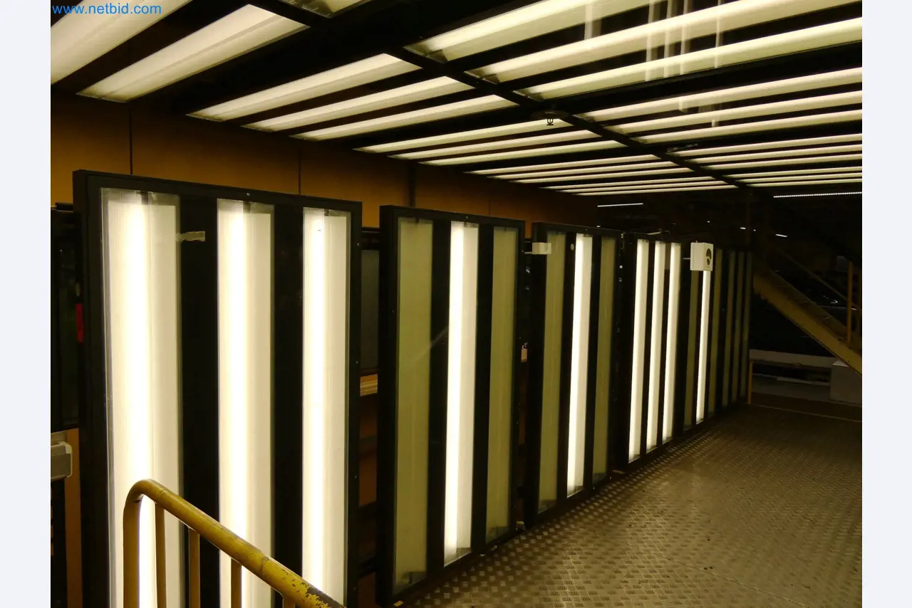 Roboty, sprzęt spawalniczy i akcesoria montażowe z branży motoryzacyjnej-13