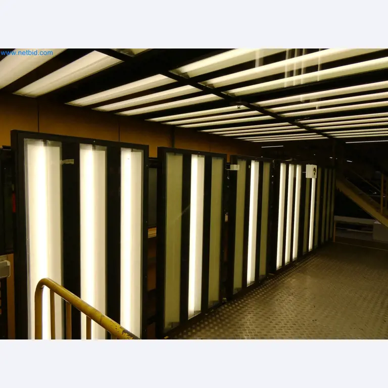 Roboty, sprzęt spawalniczy i akcesoria montażowe z branży motoryzacyjnej-13