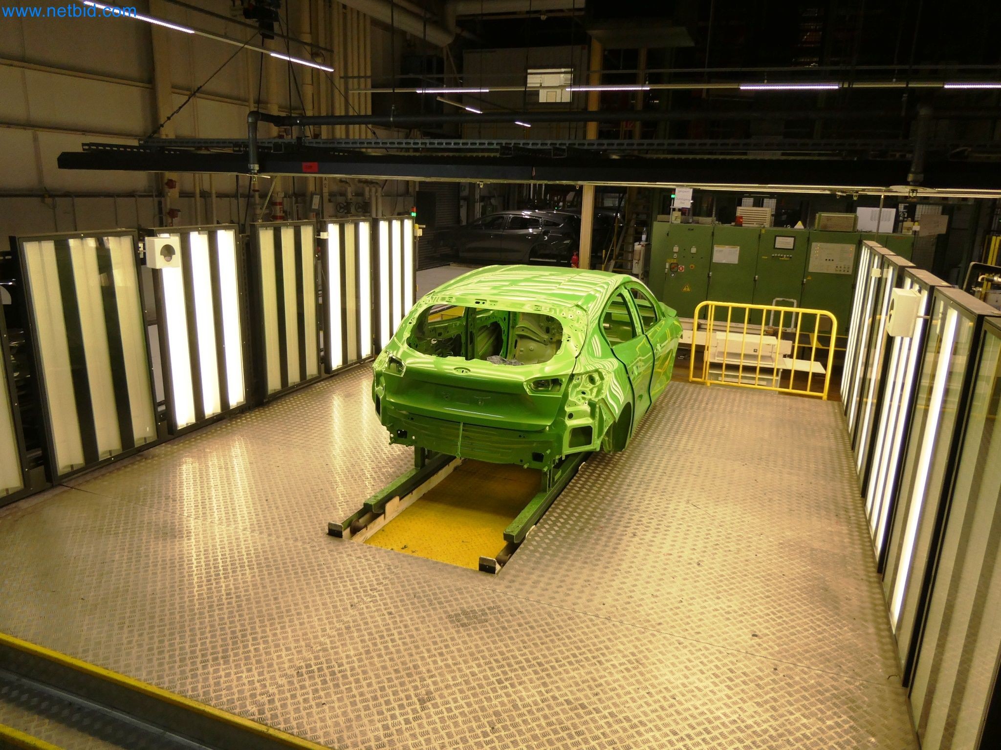 Roboti, varilna oprema in pripomočki za montažo iz avtomobilske industrije-1