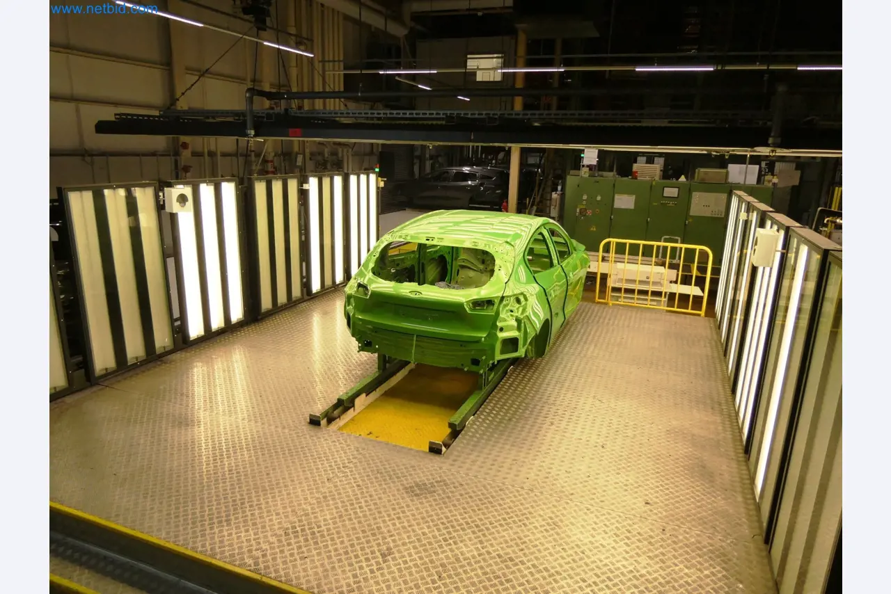 Roboty, sprzęt spawalniczy i akcesoria montażowe z branży motoryzacyjnej-1