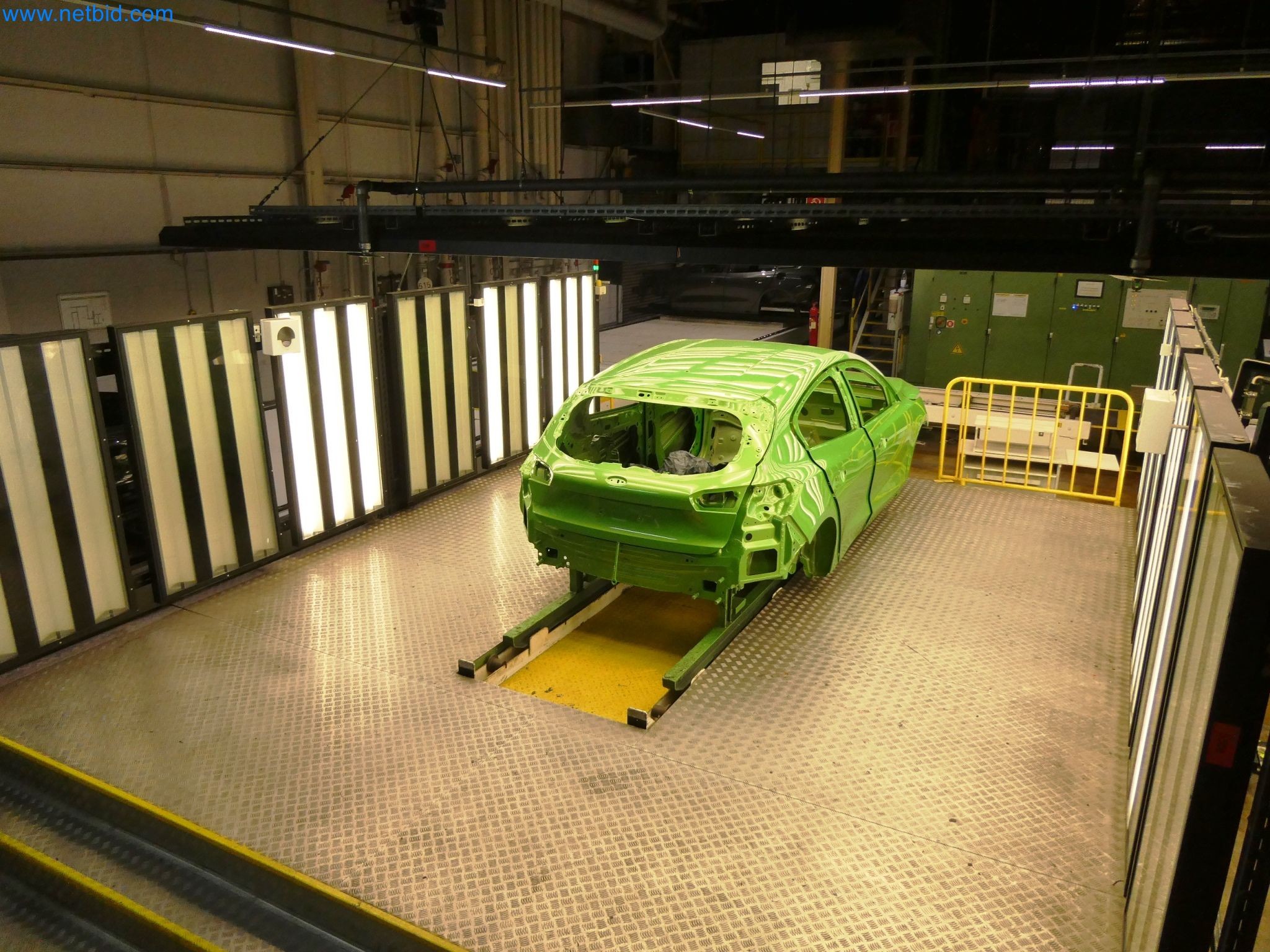 Roboti, varilna oprema in pripomočki za montažo iz avtomobilske industrije-2