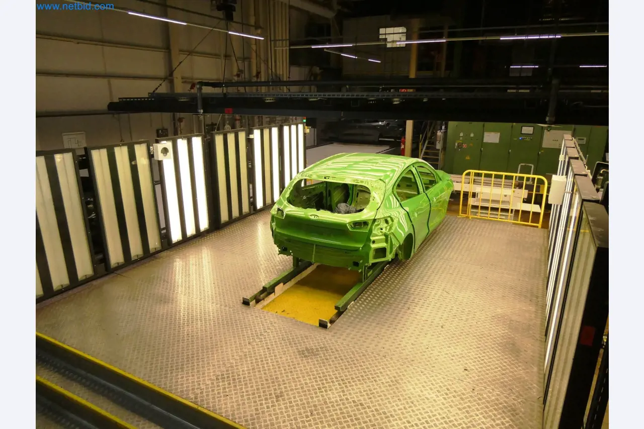 Roboty, sprzęt spawalniczy i akcesoria montażowe z branży motoryzacyjnej-2