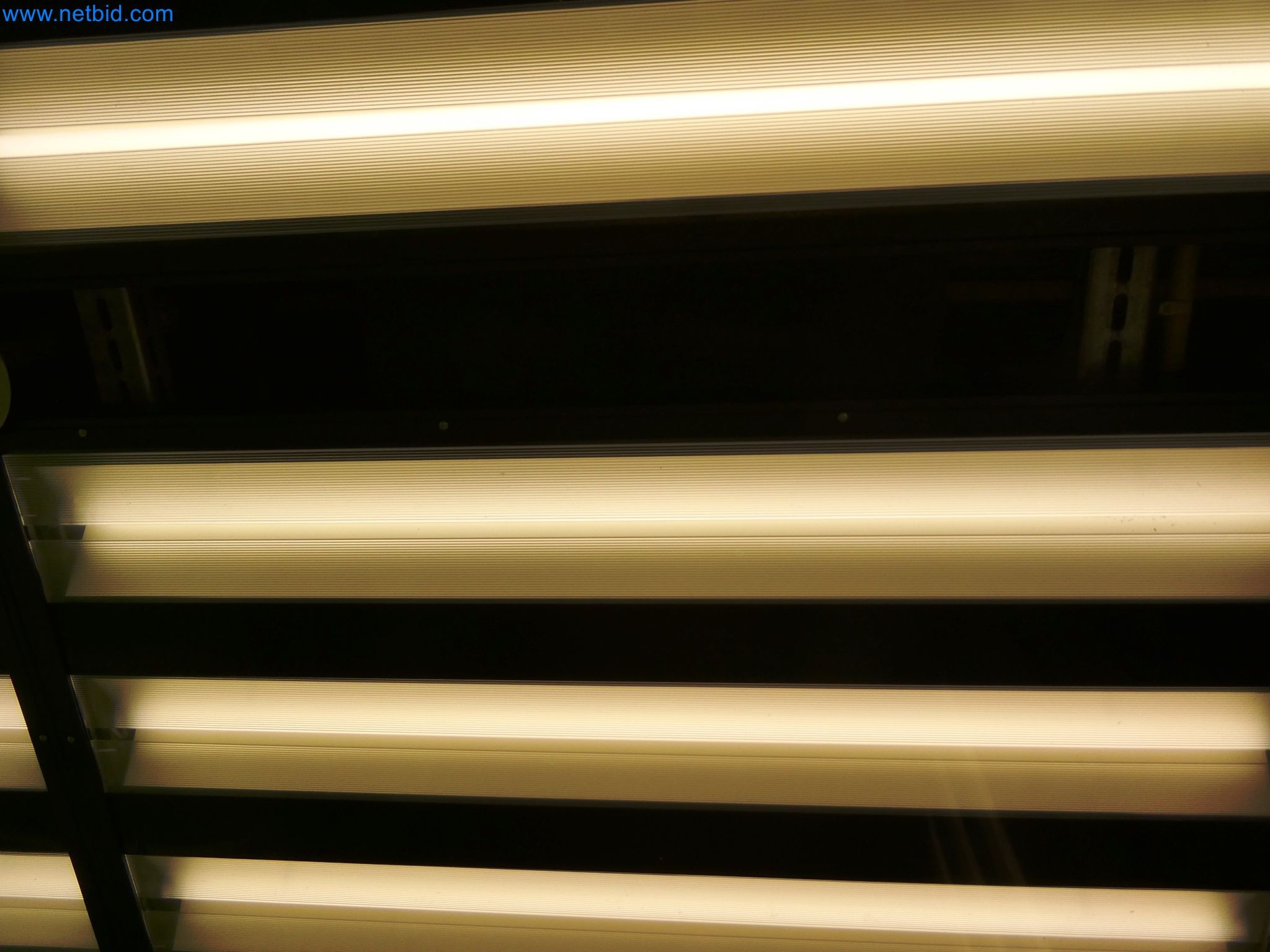 Roboti, varilna oprema in pripomočki za montažo iz avtomobilske industrije-3