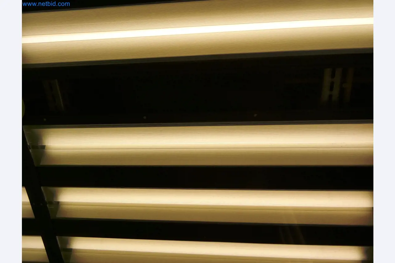 Roboty, sprzęt spawalniczy i akcesoria montażowe z branży motoryzacyjnej-3