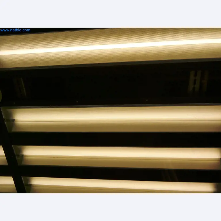 Roboty, sprzęt spawalniczy i akcesoria montażowe z branży motoryzacyjnej-3