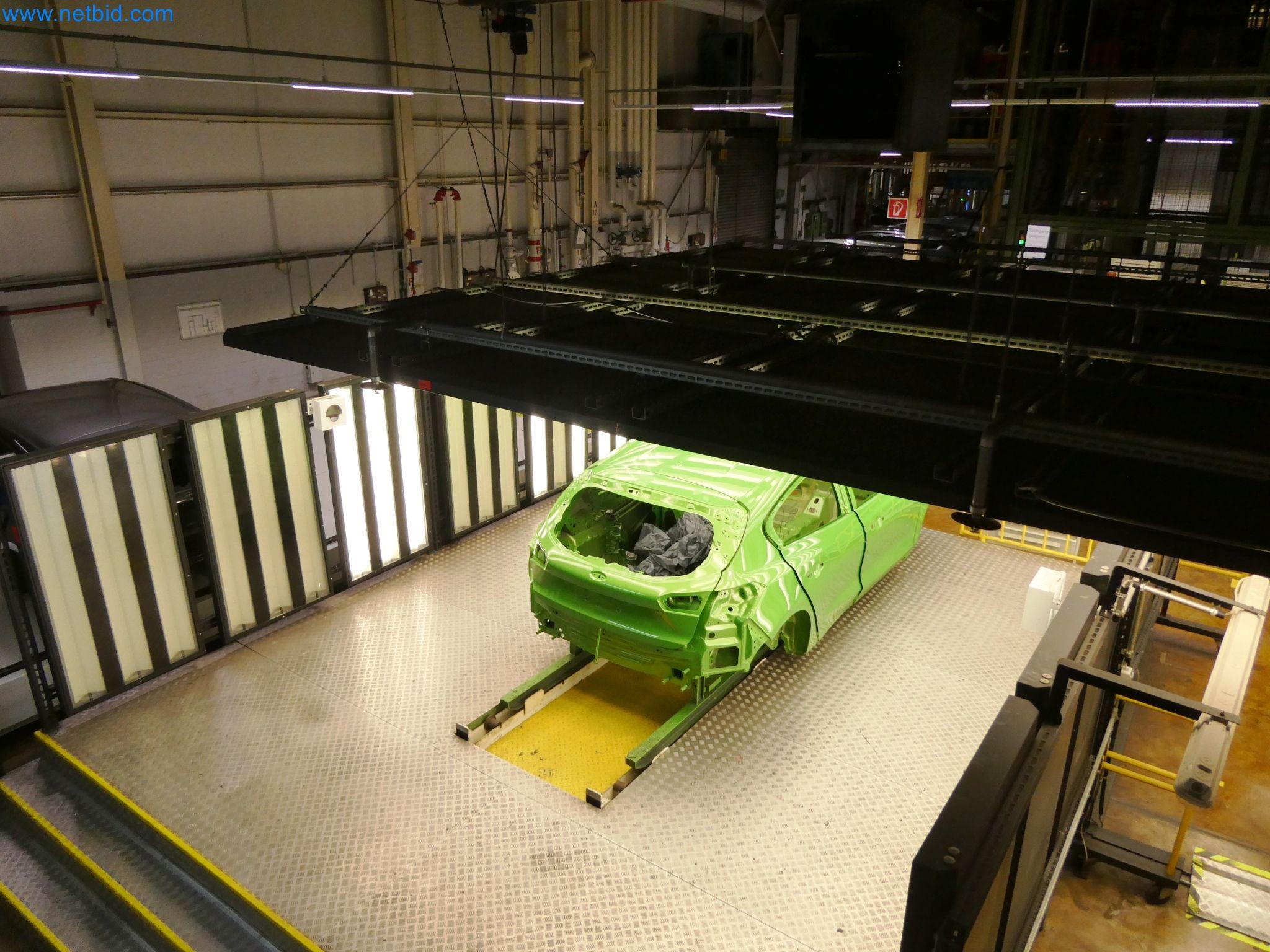 Roboti, varilna oprema in pripomočki za montažo iz avtomobilske industrije-4