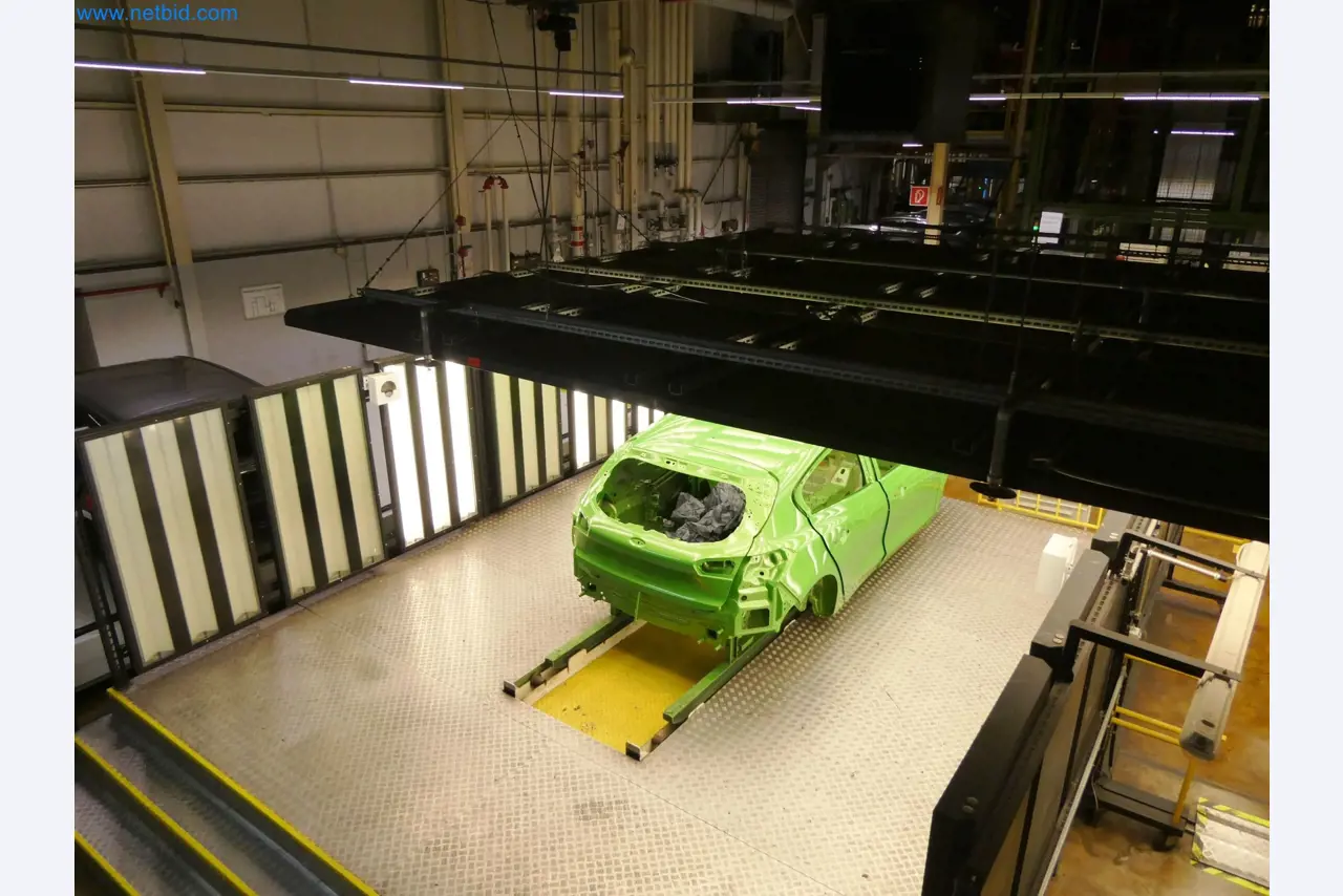 Roboty, sprzęt spawalniczy i akcesoria montażowe z branży motoryzacyjnej-4