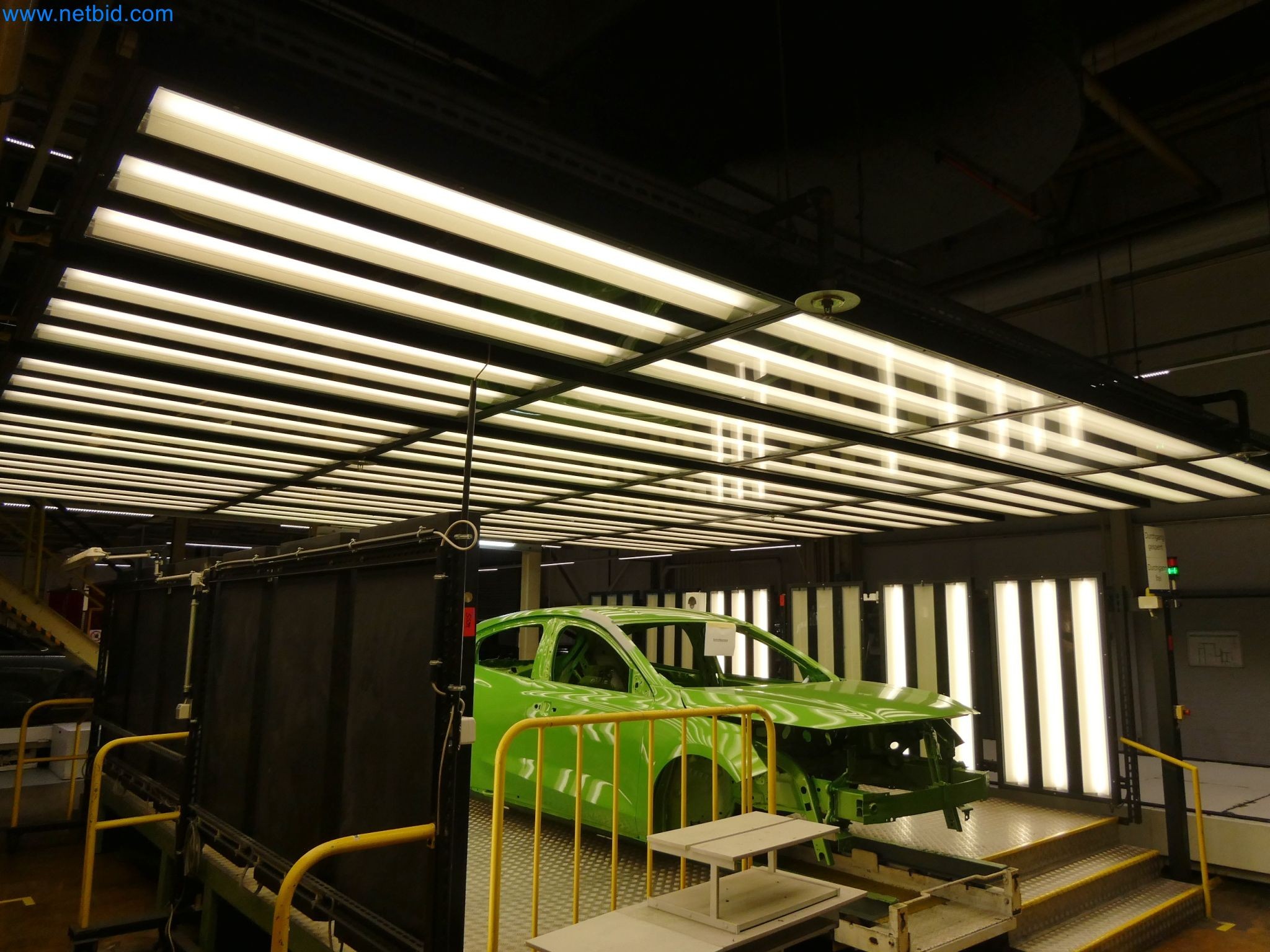 Roboti, varilna oprema in pripomočki za montažo iz avtomobilske industrije-5