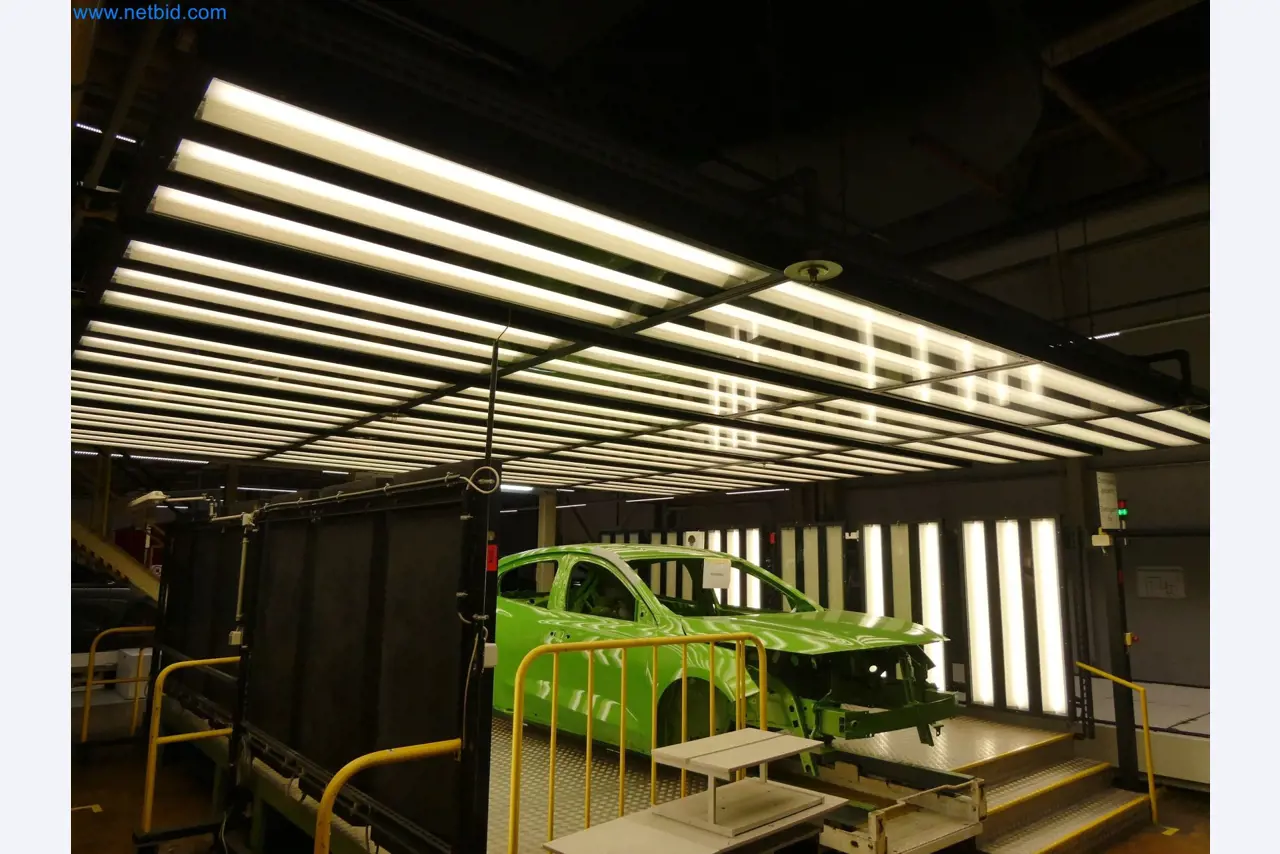 Roboty, sprzęt spawalniczy i akcesoria montażowe z branży motoryzacyjnej-5