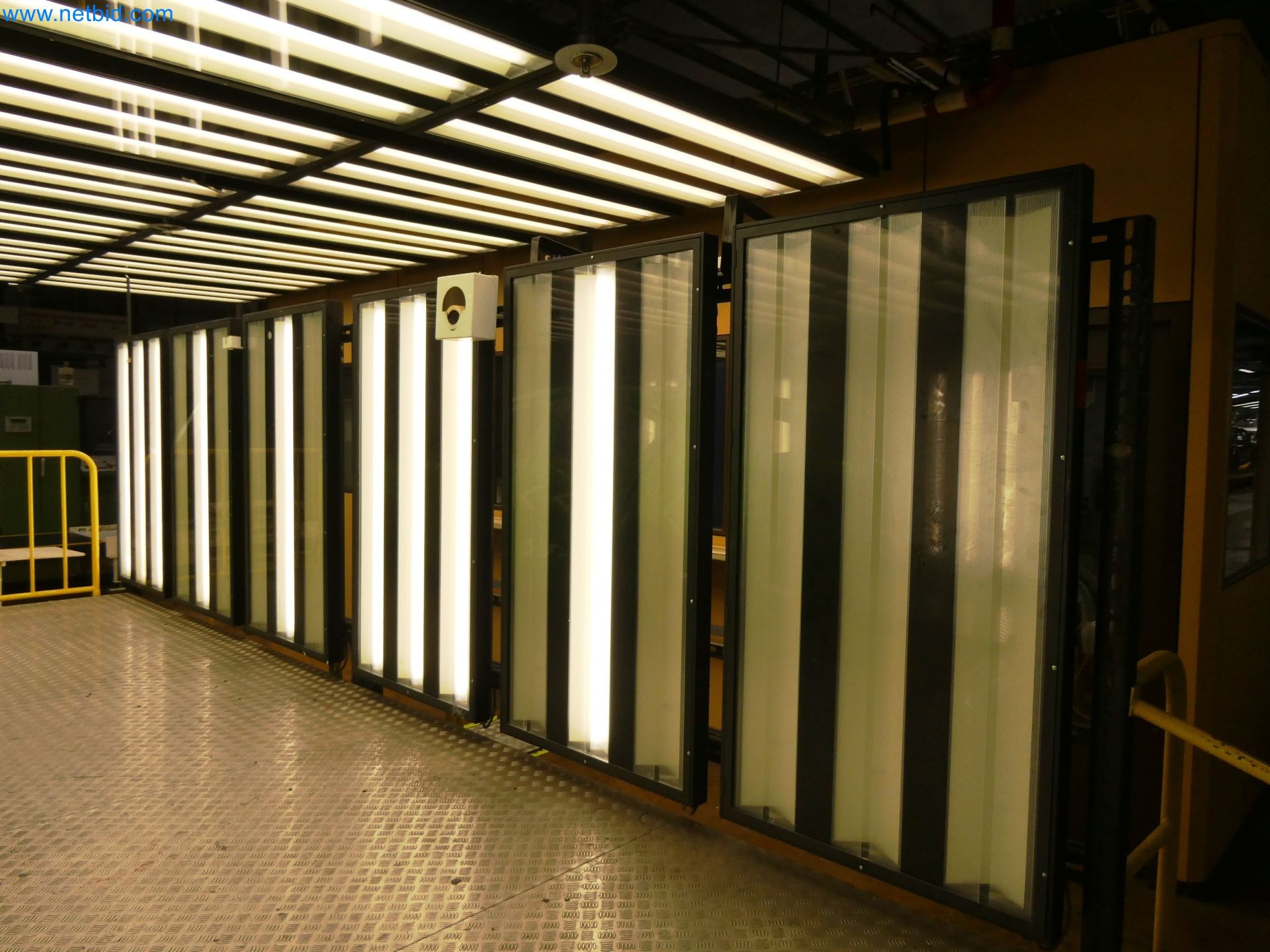 Roboti, varilna oprema in pripomočki za montažo iz avtomobilske industrije-6