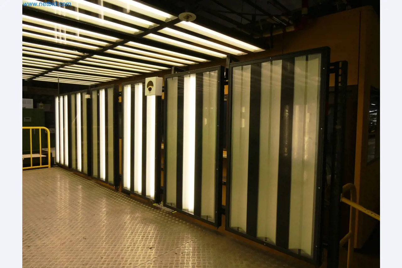 Roboty, sprzęt spawalniczy i akcesoria montażowe z branży motoryzacyjnej-6