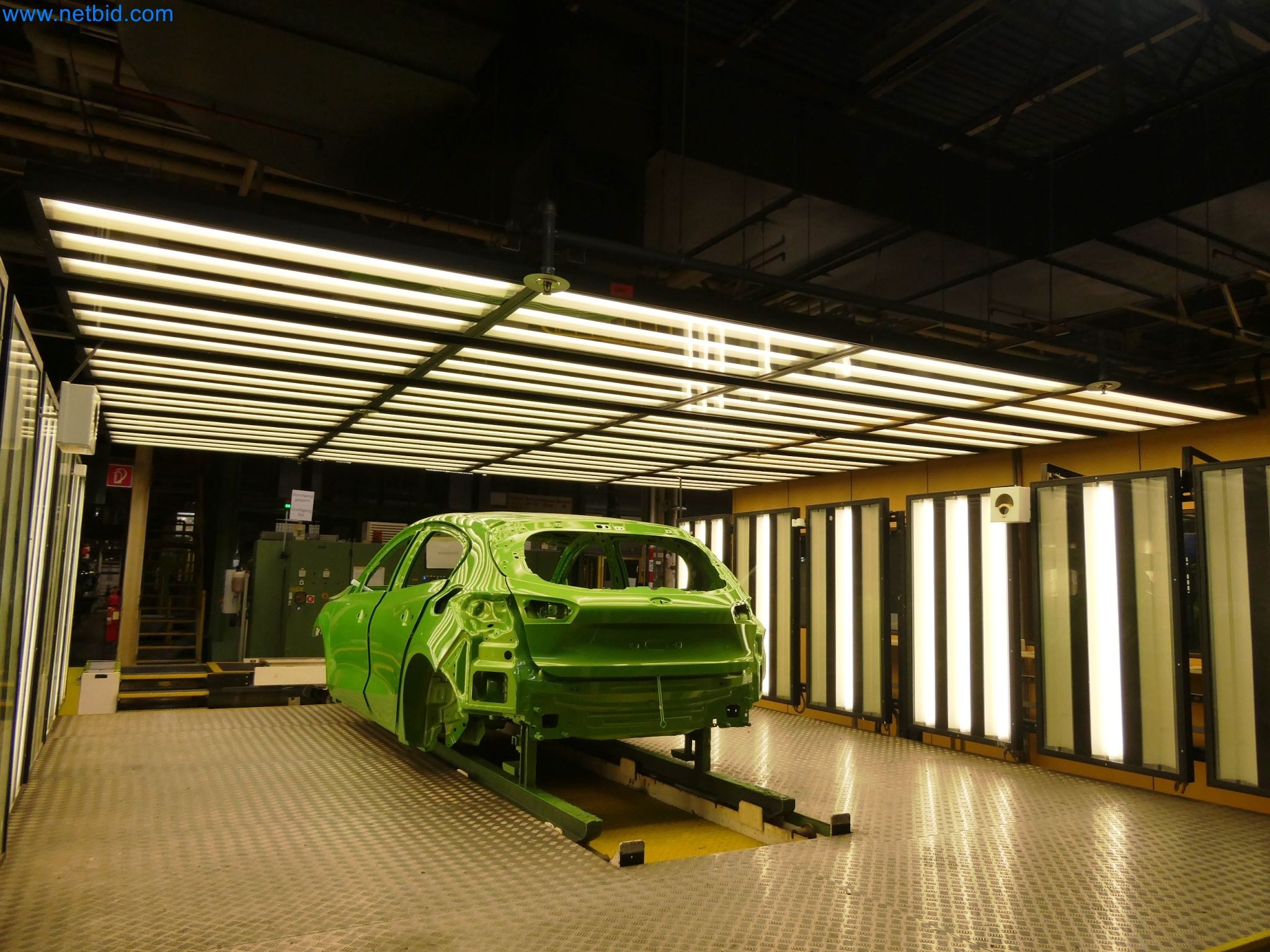 Roboti, varilna oprema in pripomočki za montažo iz avtomobilske industrije-7