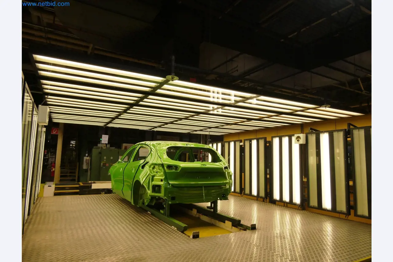 Roboty, sprzęt spawalniczy i akcesoria montażowe z branży motoryzacyjnej-7