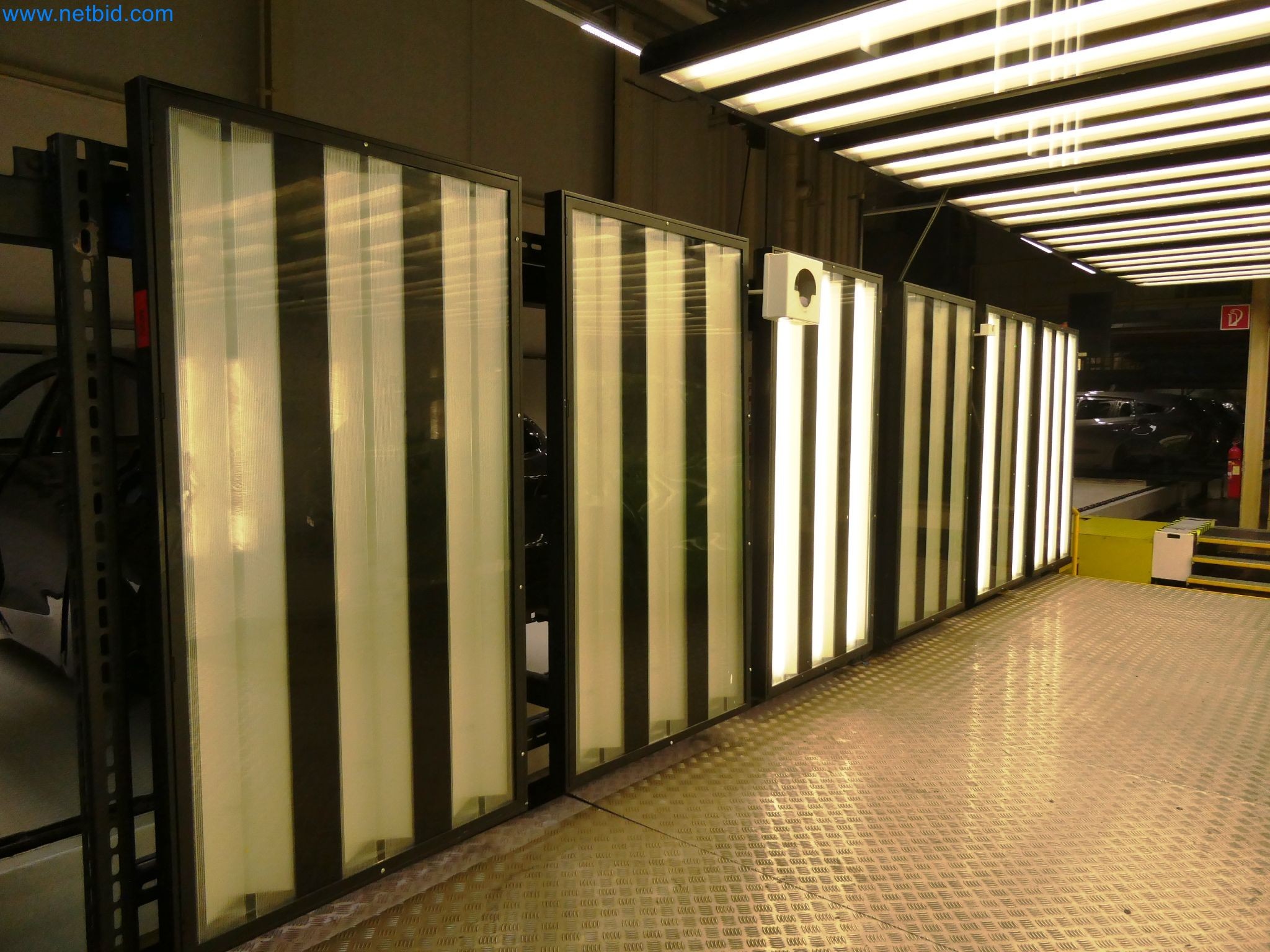 Roboti, varilna oprema in pripomočki za montažo iz avtomobilske industrije-8