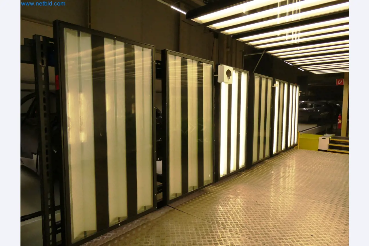 Roboty, sprzęt spawalniczy i akcesoria montażowe z branży motoryzacyjnej-8