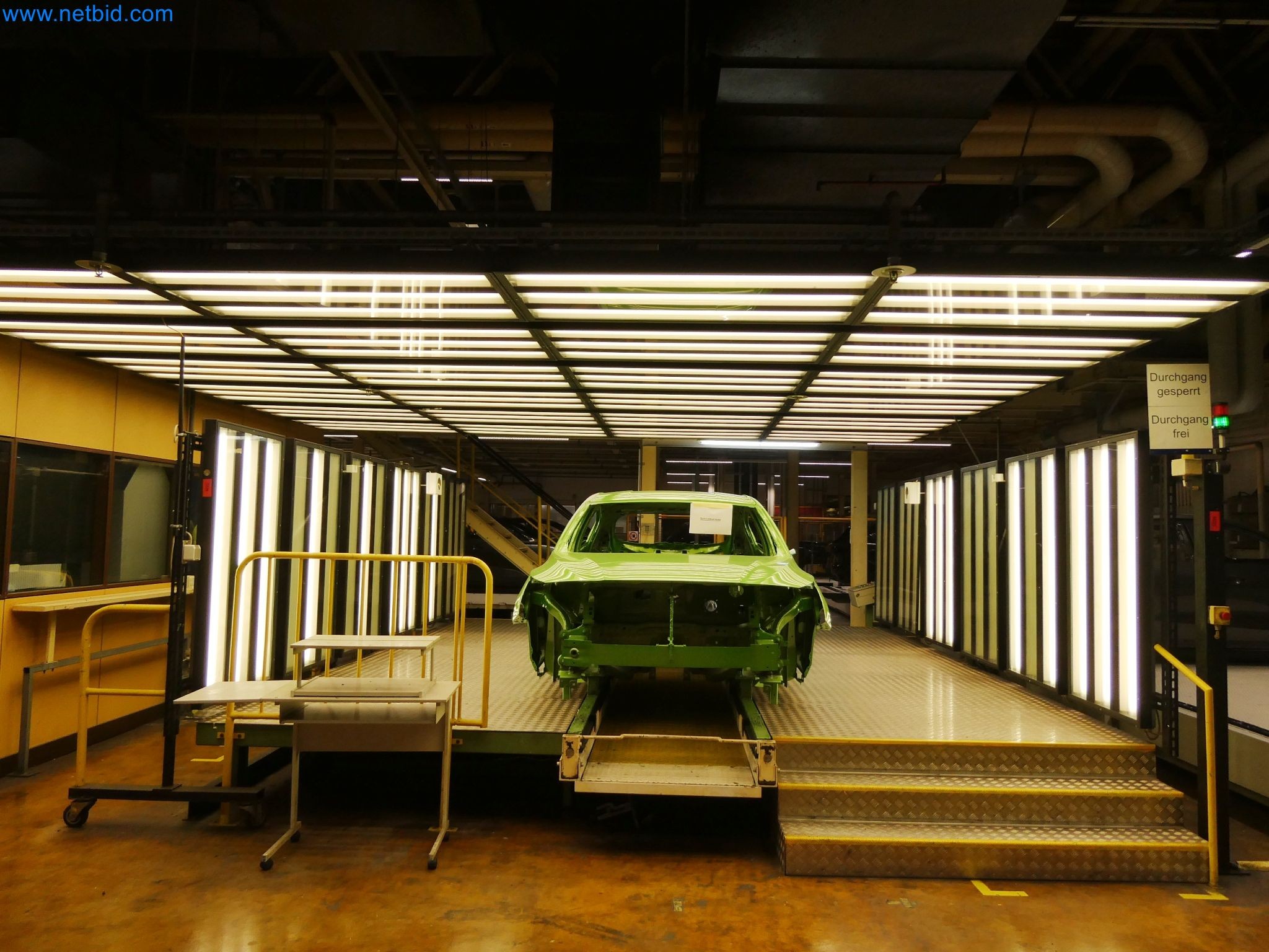 Roboti, varilna oprema in pripomočki za montažo iz avtomobilske industrije-9