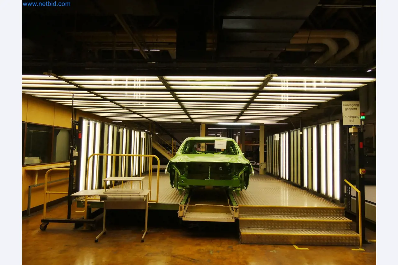 Roboty, sprzęt spawalniczy i akcesoria montażowe z branży motoryzacyjnej-9