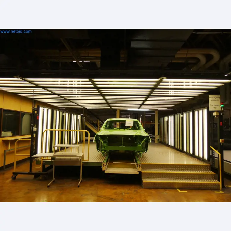 Roboty, sprzęt spawalniczy i akcesoria montażowe z branży motoryzacyjnej-9