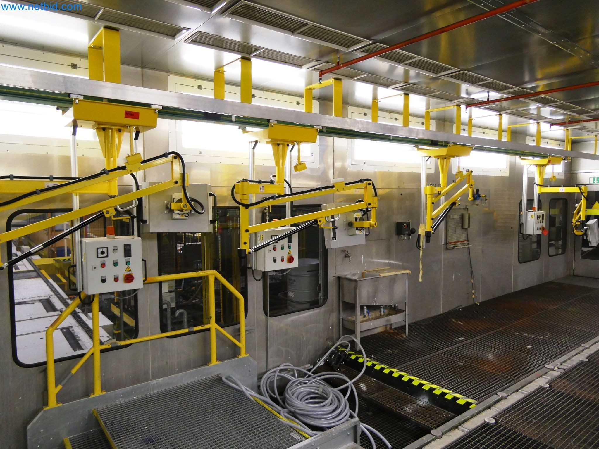 Roboty, sprzęt spawalniczy i akcesoria montażowe z branży motoryzacyjnej-10