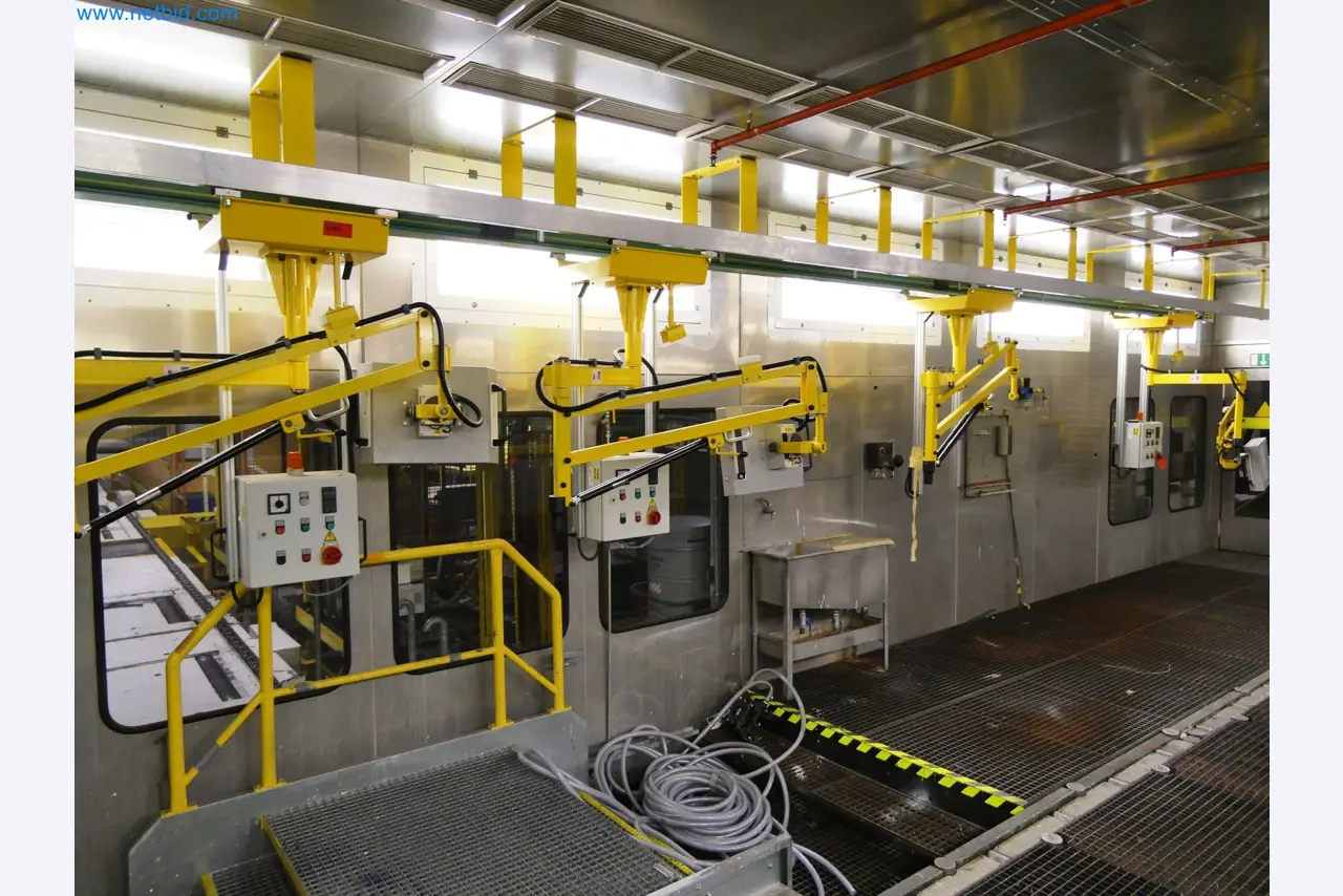 Roboty, sprzęt spawalniczy i akcesoria montażowe z branży motoryzacyjnej-10