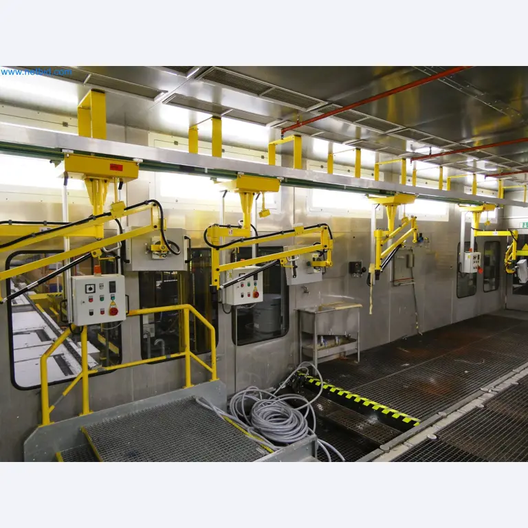 Roboty, sprzęt spawalniczy i akcesoria montażowe z branży motoryzacyjnej-10