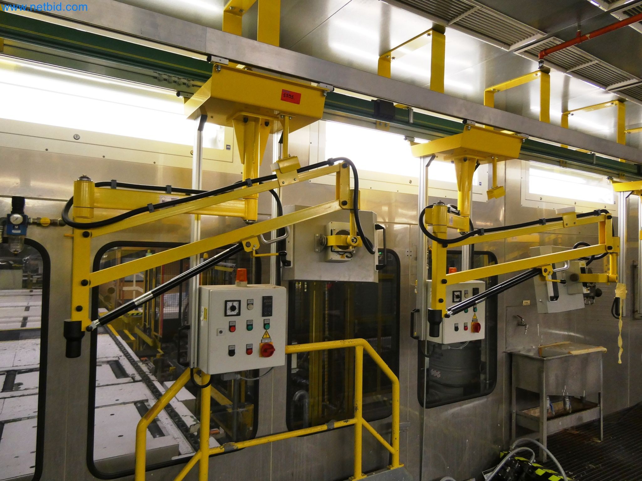 Roboty, sprzęt spawalniczy i akcesoria montażowe z branży motoryzacyjnej-11