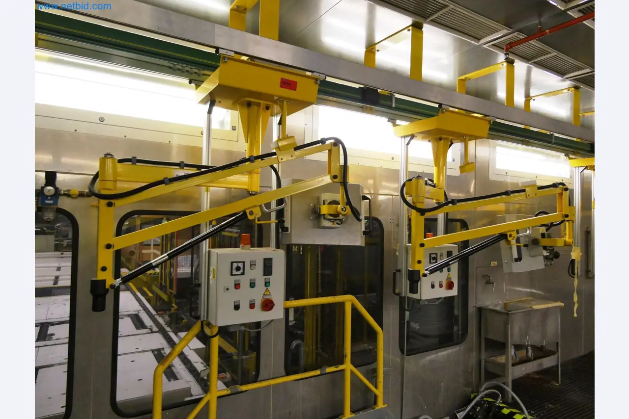 Roboty, sprzęt spawalniczy i akcesoria montażowe z branży motoryzacyjnej-11