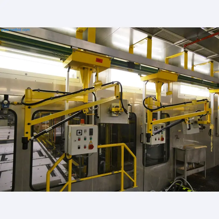 Roboty, sprzęt spawalniczy i akcesoria montażowe z branży motoryzacyjnej-11