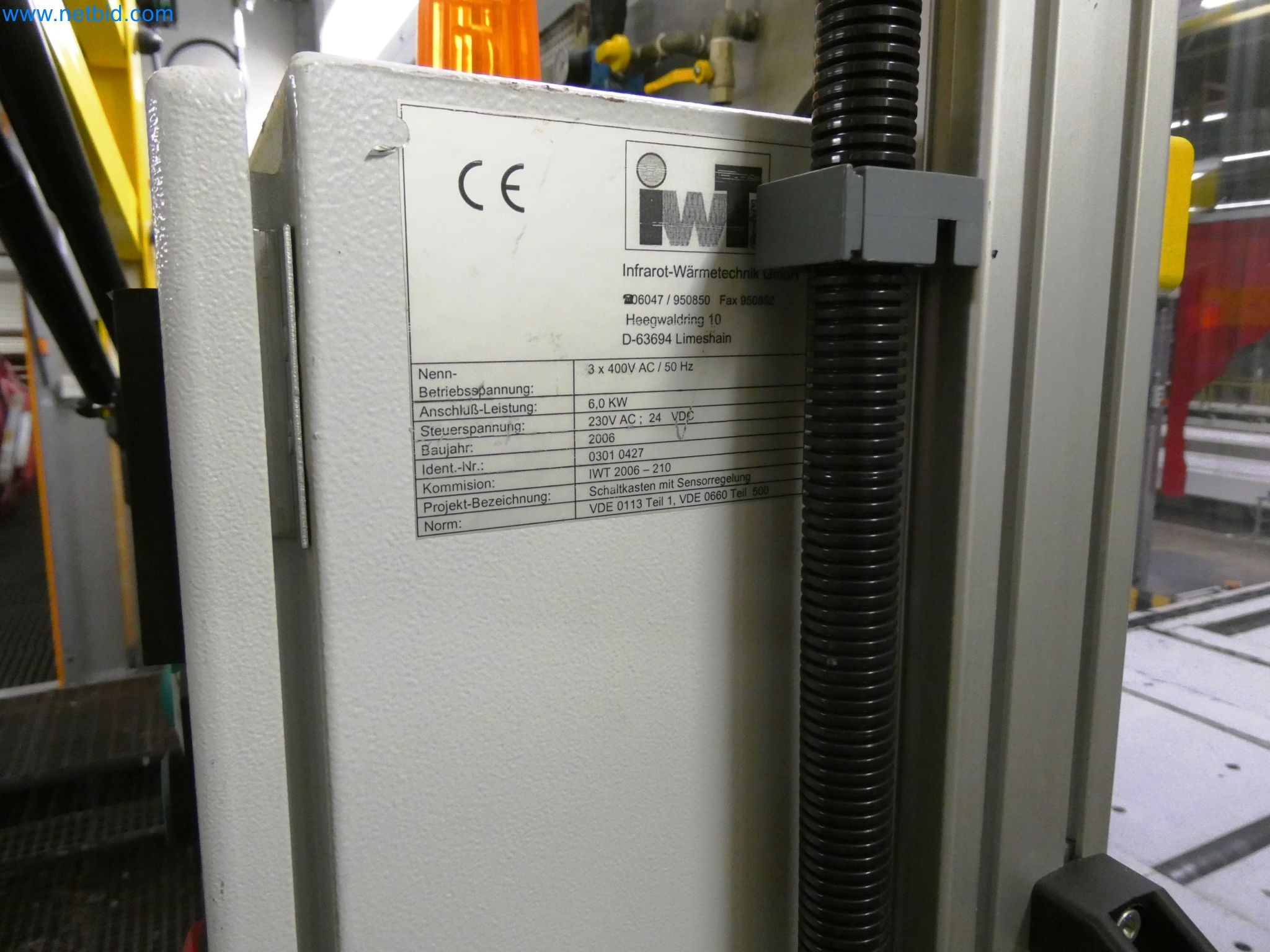 Roboty, sprzęt spawalniczy i akcesoria montażowe z branży motoryzacyjnej-1