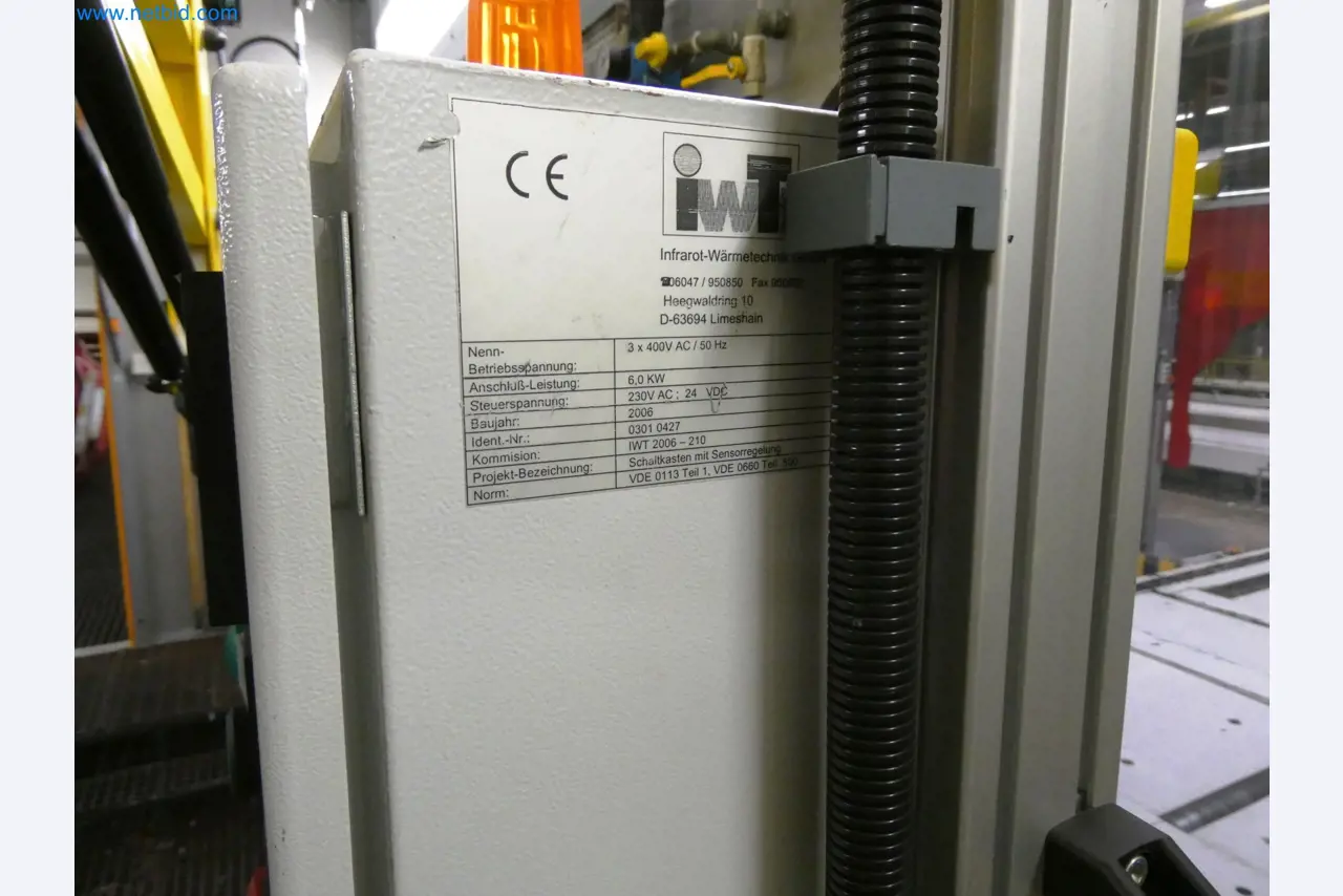 Roboty, sprzęt spawalniczy i akcesoria montażowe z branży motoryzacyjnej-1