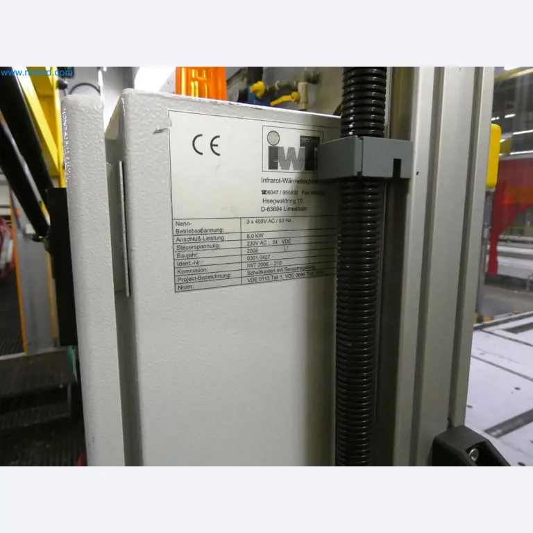 Roboty, sprzęt spawalniczy i akcesoria montażowe z branży motoryzacyjnej-1