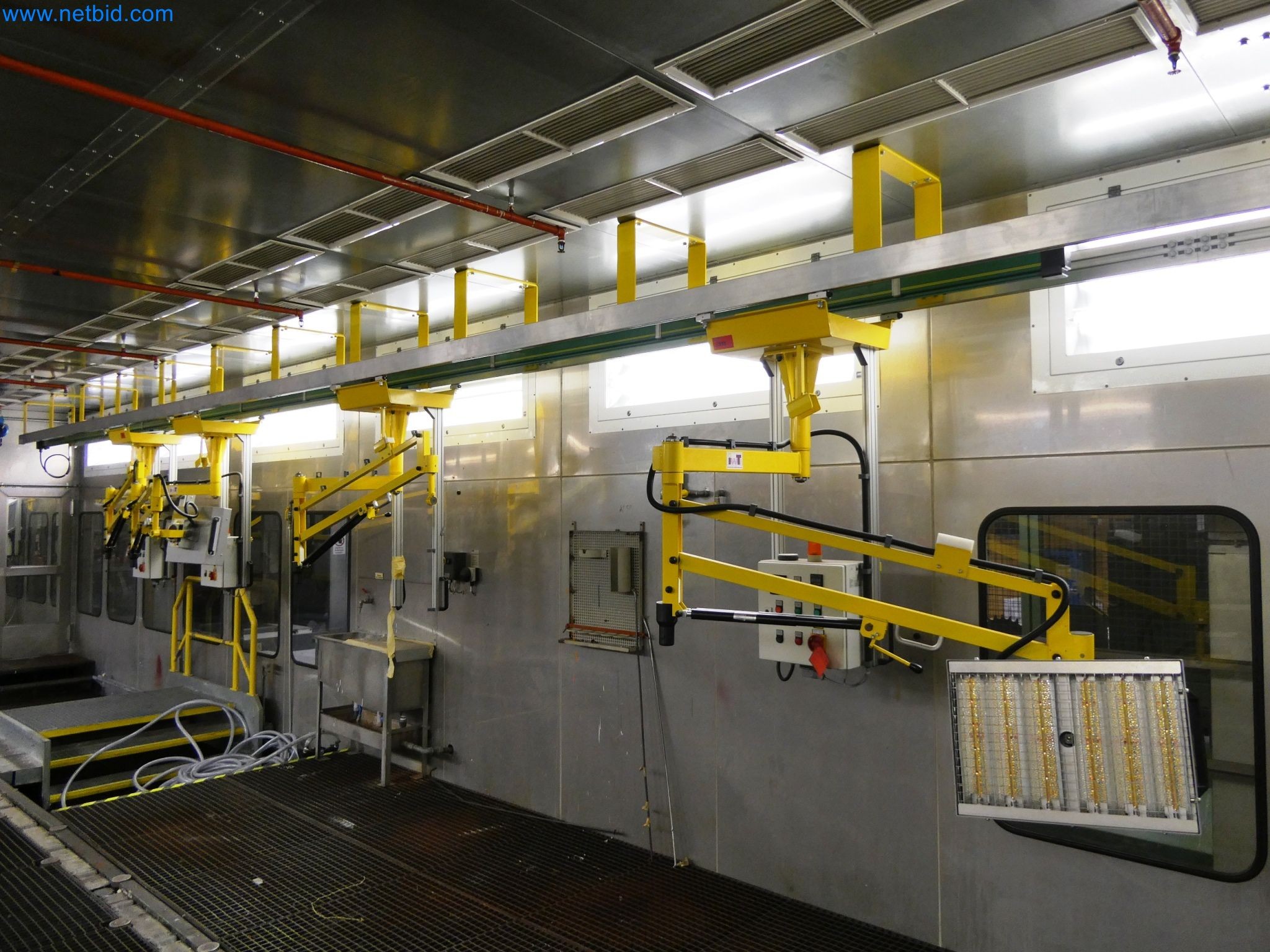 Roboty, sprzęt spawalniczy i akcesoria montażowe z branży motoryzacyjnej-2