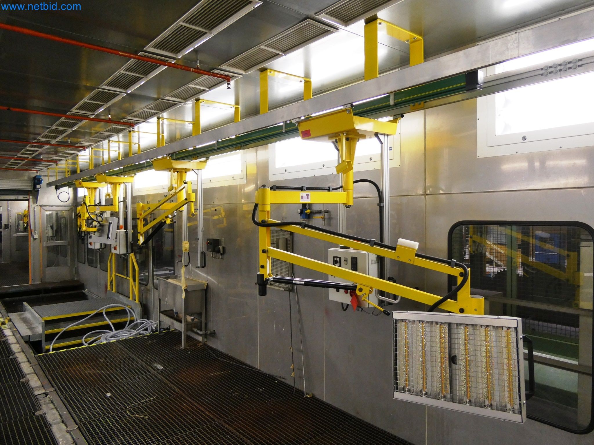 Roboty, sprzęt spawalniczy i akcesoria montażowe z branży motoryzacyjnej-3